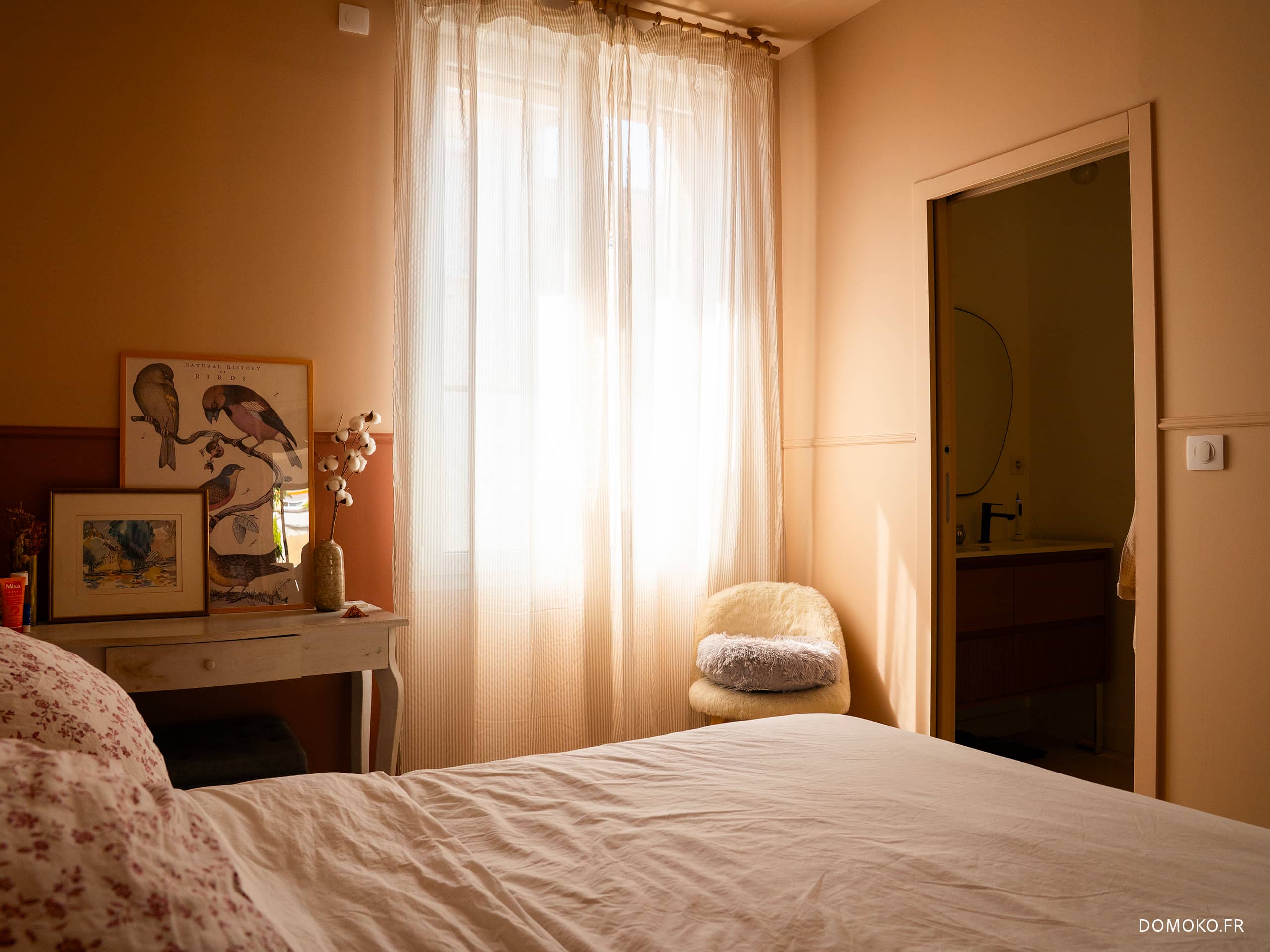 Chambre parentale avec accès salle de bain et dressing séparés par une porte à galandage