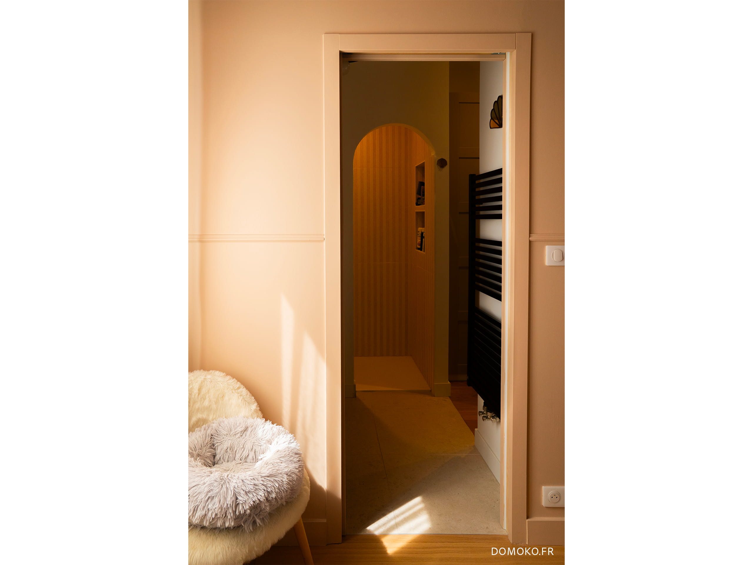 Création d'une salle d'eau et d'un dressing dans la chambre parentale. Porte à galandage, accès douche sans paroi avec une cloison avec arche décorative.