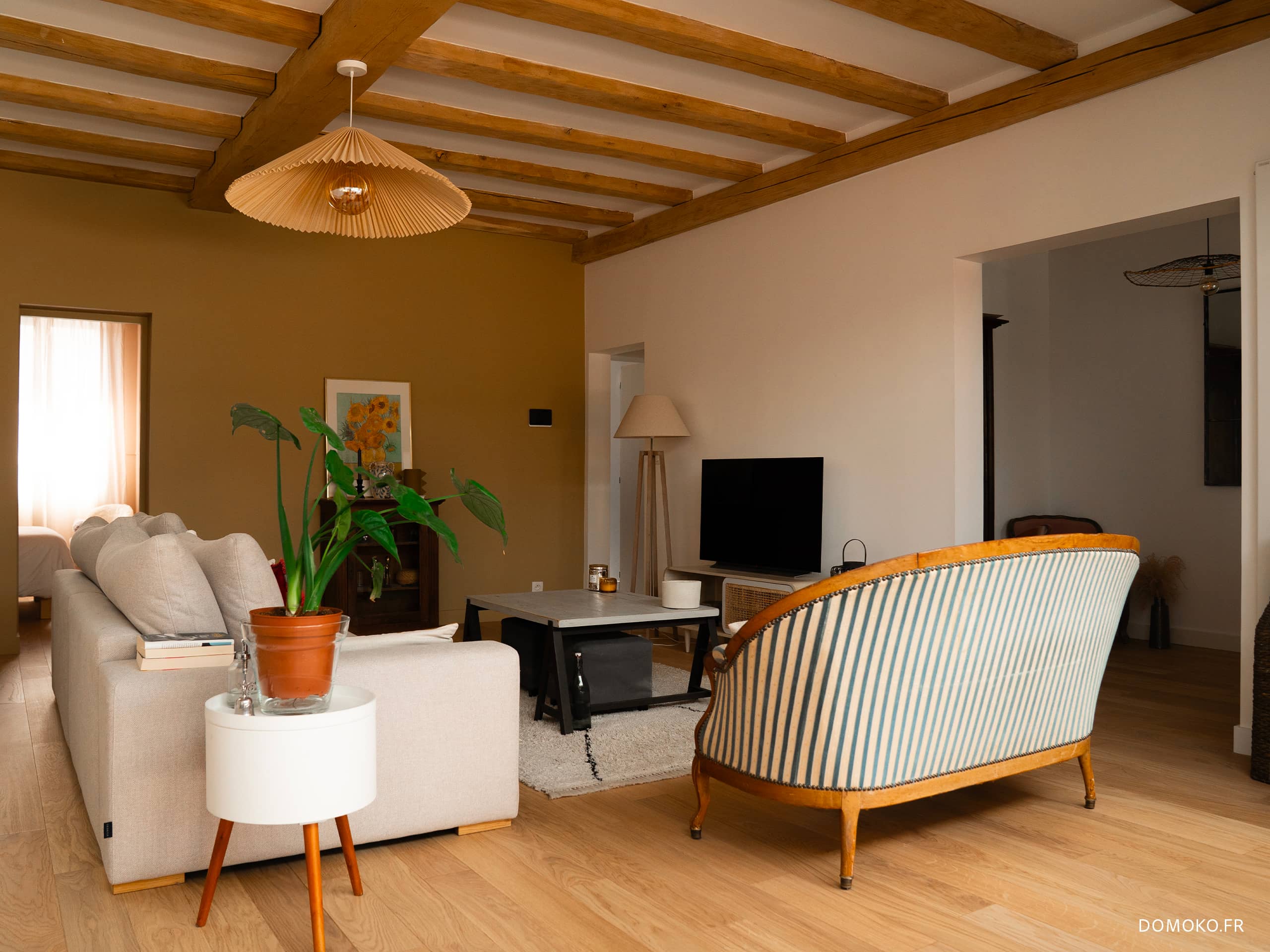 Chambre parentale avec accès salle de bain et dressing séparés par une porte à galandage.