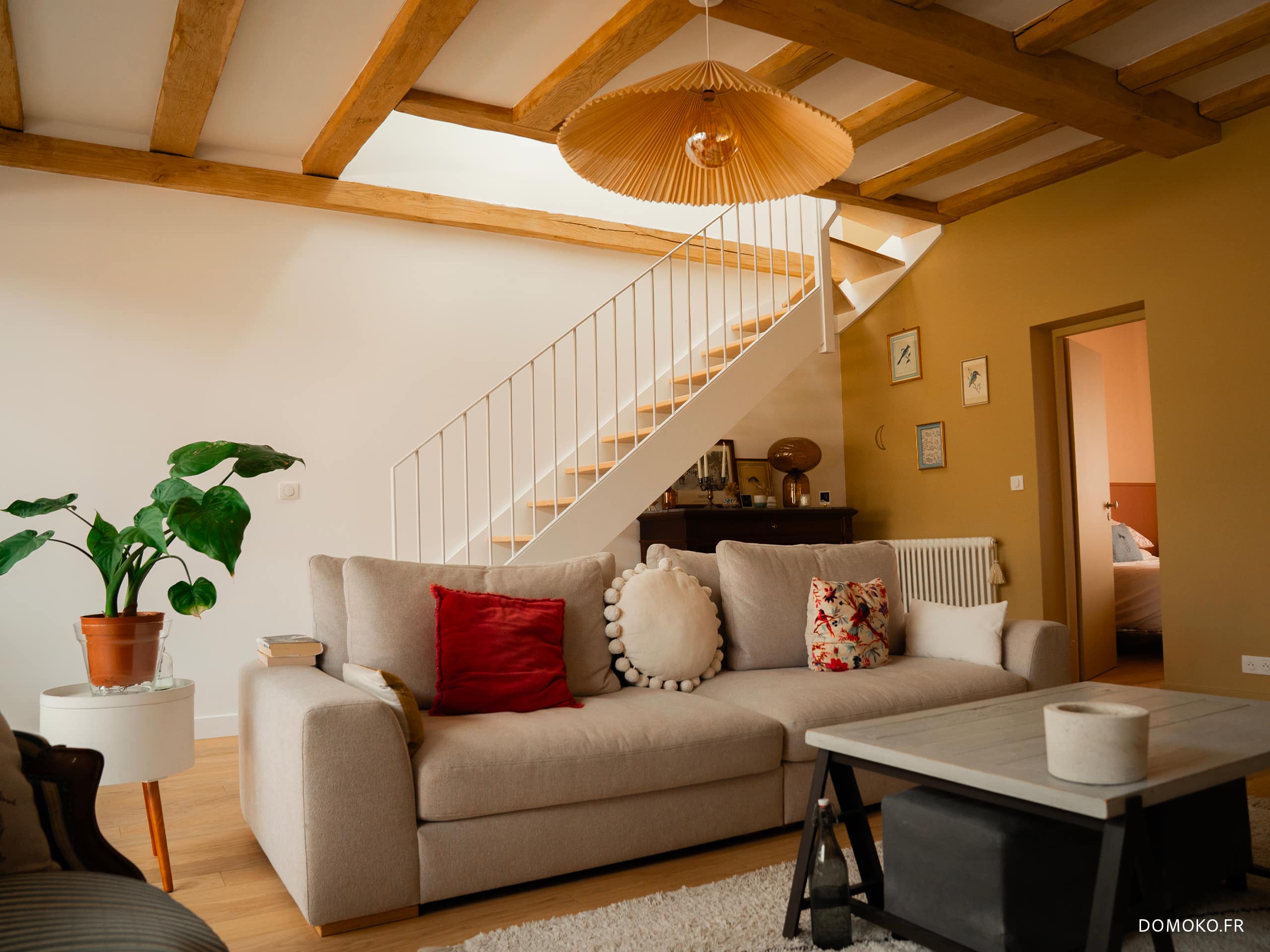 Rénovation totale avec isolation des murs et création d'un nouvel escalier avec éclairage en toiture. Mise en valeur des poutres en chêne et pose d'un parquet chêne